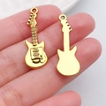 Goldene E-Gitarren Anhänger für DIY-Schmuck, zur Größenanzeige in der Hand - Langer Gitarren Stil