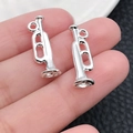 Mini-Silber-Trompetenanhänger aus Metall für DIY-Musikschmuck und Anhängerzubehör - Kleine Trompete (20914)