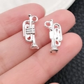Miniatur-Trompetenanhänger in glänzendem Silber für DIY-Ohrringe und Schmuck - Horn (20917)