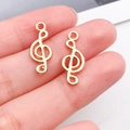 DIY Roségold Violinschlüssel Musiknoten-Anhänger auf Fingerspitzen zum Größenvergleich - Musiknote (20942)