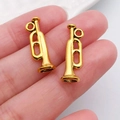 Detailansicht goldener Mini-Trompeten-Anhänger für DIY-Musikschmuck-Zubehör - Mini Trompeten Stil