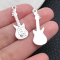 Mini Silberlegierung E-Gitarre Anhänger für DIY Schmuckherstellung beidseitig gezeigt - E-Gitarre (20921)