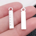 Paire de pendentifs règle en alliage argenté avec échelle 1-6 et finition lisse - Style Règle (20216)