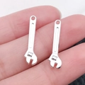 Deux breloques en forme de clé à molette argentée pour bijoux DIY et porte-clés - Style Clé (20402)