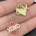 Pink glitter heart charm with XOXO enamel detail and golden textured back - Pink Glitter XOXO Heart (21485) / 15x15mm