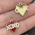 Sparkly red heart XOXO charm pendant for DIY jewelry bracelets and necklaces - Red Glitter XOXO Heart (21486) / 15x15mm