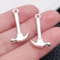 Paire de breloques marteaux en alliage argenté brillant pour bijoux DIY et porte-clés - Style Marteau Moyen (20416)