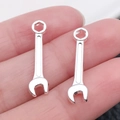 Paire de pendentifs en métal argenté brillant en forme de clé avec détails polis réalistes - Style Clé (20418)