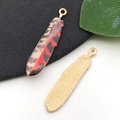 DIY veerhanger met luipaardprint emaille en gouden metallic afwerking op metaal - 9x38mm / Roodbruine Bedrukte Veer (18745)