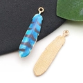Pendentif plume émaillé bleu et noir avec dos en métal doré pour la création de bijoux - 9x38mm / Plume Imprimée Bleu Roi (18748)