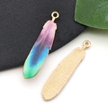 Pendentif plume en dégradé multicolore avec dos texturé doré pour accessoires de bijoux DIY - 9x38mm / Plume Imprimée Bleu Clair (18749)