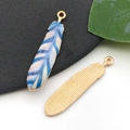 Pendentif plume en alliage bleu et jaune avec placage doré et anneau supérieur - 9x38mm / Plume Imprimée Bleu Paon (18750)