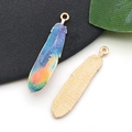 Pendentif plume motif ciel étoilé avec dos en métal doré pour bijoux DIY - 9x38mm / Plume Imprimée Bleu Étoilé (18751)