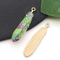 Pendentif plume en alliage coloré avec motifs vert et violet et dos doré texturé - 9x38mm / Plume Imprimée Verte (18752)