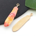 Pendentif plume coloré doré avec motif peint orange et rouge pour bijoux DIY - 9x38mm / Plume Imprimée Jaune Chair (18753)