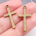 Makro-Detail eines antiken Bronze-Kreuzanhängers aus Legierung für DIY-Schmuckherstellung - Kreuz Stil (8024)