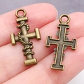 Makro-Detail von antiken Bronze-Kreuzanhängern mit gedrehter Textur und hohler Rückseite - Seilumwickeltes Kreuz Stil (20308)