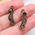 Pendentifs hippocampe en bronze antique en relief et ajourés pour la création de bijoux - Style Hippocampe (20716)
