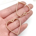 Zwei goldene Herz-Anhänger für Schmuckherstellung mit modernem, asymmetrischem Metalldesign - KC Gold Herz Stil