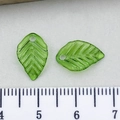 Mini colgantes de hoja acrílica verde con textura y agujero para joyería artesanal - Hoja Pequeña (22158) / 1 Pieza (13x8mm) / Verde Oscuro