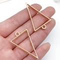 Goldenes Dreieck-Geometrie-Anhänger für DIY-Schmuckherstellung von Hand gehalten - KC Gold Dreieck Stil