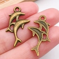Pendentif dauphin en bronze antique pour bijoux avec dos texturé et anneau de fix - Style Double Dauphin (20726)