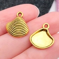 Colgante de aleación con forma de concha dorada para joyería DIY mostrado en el dedo - Concha Océano Oro Antiguo (20735)