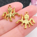 Set de dos colgantes de pulpo dorados de aleación con textura para bisutería DIY - Pulpo Océano Oro Antiguo (20737)