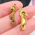Colgantes de caballito de mar en aleación de oro antiguo con escamas detalladas - Caballito de Mar Océano Oro Antiguo (20739)