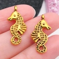 Par de colgantes de caballito de mar dorados para joyería DIY con texturas detalladas - Caballito de Mar Océano Oro Antiguo (20744)