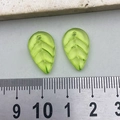 Charmes de feuilles vertes translucides pour bijoux DIY avec texture de nervures réaliste - Feuille de Fraise en Acrylique Vert Jaunâtre Clair (21957)