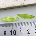 Pendentifs feuilles vert néon translucides avec texture et référence de taille 18 mm - Feuille de Bambou Courbée en Acrylique Vert Jaunâtre Clair (21958)