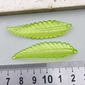 Pendentifs feuilles vertes translucides avec nervures et trous pour la création de bijoux - Feuille Longue en Acrylique Vert Jaunâtre Clair (21959)