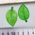 Pendentifs feuilles vert émeraude translucides avec veines et boucle de suspension - Feuille de Rose en Acrylique Vert Clair (21960)