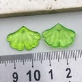 Pendentifs feuilles de ginkgo en résine vert émeraude avec nervures et trous percés - Feuille de Ginkgo en Acrylique Vert (22152)