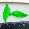 Makroaufnahme grüner Acryl-Blattanhänger mit Messskala für DIY-Schmuckherstellung - Grünes Acryl Blatt 41*14mm (22146)