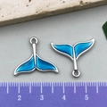 Blau emaillierte Walflossen-Anhänger aus Legierung für DIY-Schmuckherstellung - Blauer Meerjungfrauenschwanz (14919) / 20x17mm