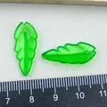 Makroansicht grüner Acryl-Blattanhänger mit Lineal zur Anzeige der 25mm Länge - Grünes Acryl Blatt 23*10mm (22148)