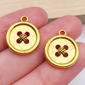 Gouden knop hangers met vier gaten en kruissteek reliëf voor handgemaakte sieraden - Antiek Goud Grote Knop Stijl (20229)