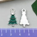 Weihnachtsbaum-Anhänger mit grüner Emaille und Zirkon-Detail für die Schmuckherstellung - Grüner Weihnachtsbaum mit Strass (21864) / 11x21mm