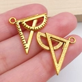 Antiekgouden legering hanger met gradenboog en driehoek voor DIY sieraden en armbanden - Antiek Goud Afstudeerliniaal Stijl (20231)