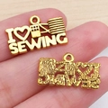 Gouden I Love Sewing hartbedeltje met naaimachine voor doe-het-zelf sieraden maken - Antiek Goud Sewing Letter Stijl (20233)