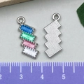 DIY Emaille-Anhänger gezackt in Blau Rosa Weiß mit Metallperlenbesatz und Rückentextur - Bunter Goldstaub-Riegel (21869) / 8x22mm