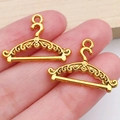 Paar vintage gouden hangers in de vorm van een kledinghanger met barokpatroon voor DIY-sieraden - Antiek Goud Hanger Stijl (20236)