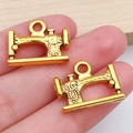 Paar vintage gouden naaimachine bedeltjes voor DIY sieraden en sleutelhanger decor - Antiek Goud Middelgrote Naaimachine Stijl (20237)