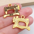 Gouden vintage naaimachine hangers van legering met gegraveerd Singer-stijl ontwerp - Antiek Goud Grote Naaimachine Stijl (20238)
