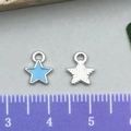 Sternförmiger hellblauer Emaille-Anhänger für Schmuck mit silberner Streifenrückseite - Blauer Kleiner Stern (21898) / 6x9mm