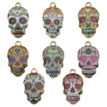 Set mit 8 bunten Sugar Skull Anhängern mit Goldlegierung für DIY-Schmuckherstellung - Gemischtes Goldfarbenes Emaille-Totenkopf-Set (SN216)