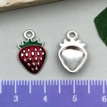 Roter Erdbeere-Anhänger aus Legierung mit grünen Blättern für DIY Schmuckherstellung - Rote Erdbeere (21923) / 10x17mm