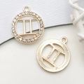 Pendentifs Gémeaux dorés avec strass et métal texturé pour la création de bijoux DIY - Gémeaux Zodiaque (18609) / Signe du Zodiaque en Strass